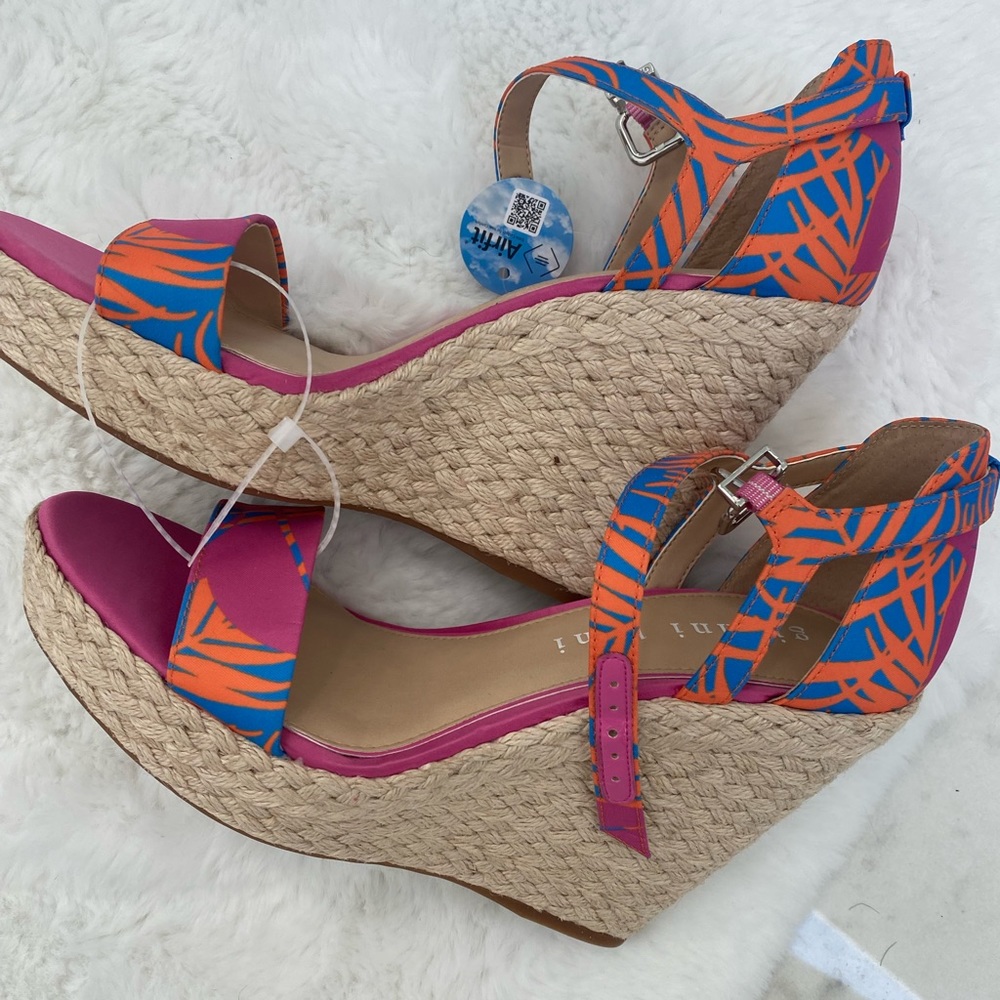 Brand NEW size 10 Gianni sandals just in time for summer